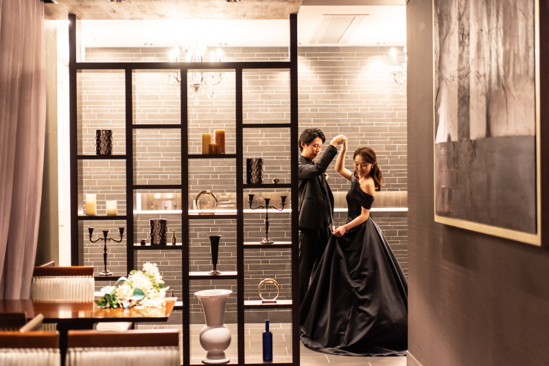 シャンデリア照明の元で