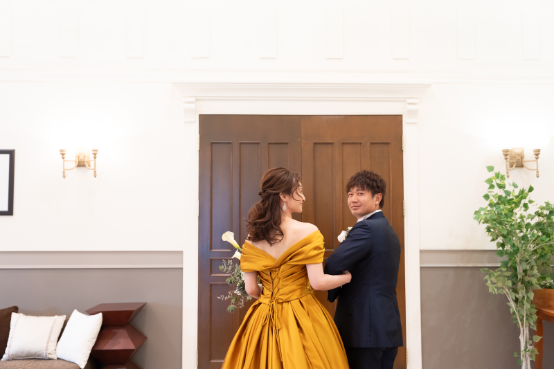 ドア前の振り返りショット