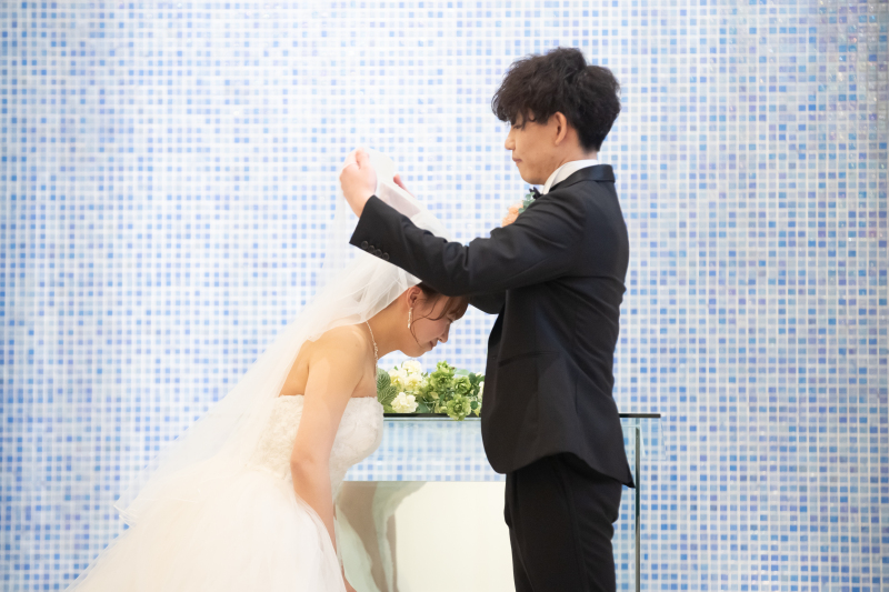 水が流れるモザイクタイルがキラキラと輝く