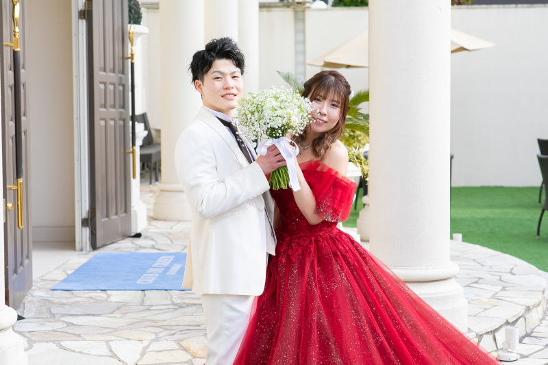 可愛いブーケを二人で持って