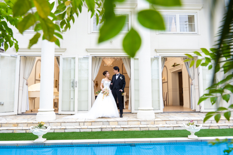 《人気チャペル+ロケ2か所追加》水の流れる白亜チャペル+選べる2ロケで楽しい写真に残せる。貸切邸宅フォトウエディングプラン。