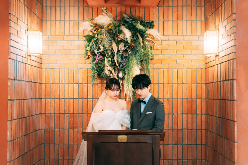 レンガ造りの本格チャペルとバージンロード