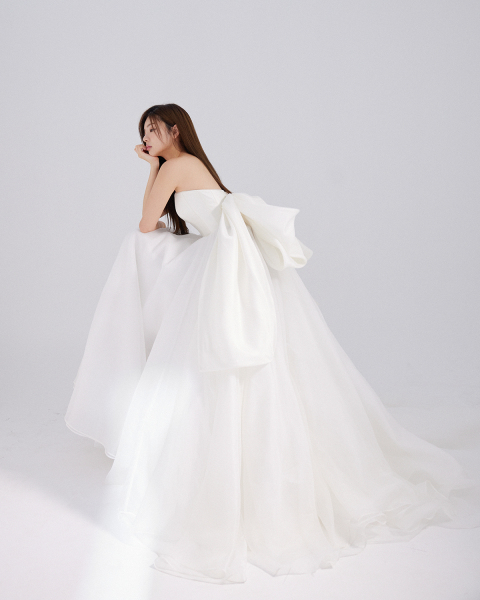 白ホリゾントで韓国風フォトウェディングが叶う!フラワー付き韓国フォトプラン