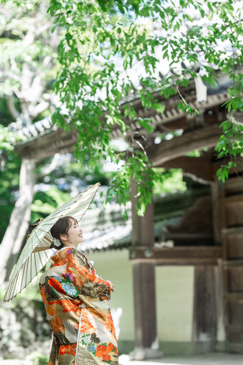 キラキラの新緑が美しい背景で花嫁様を。