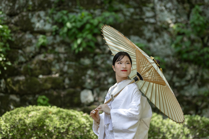 和傘と白無垢と、石積みが美しい。