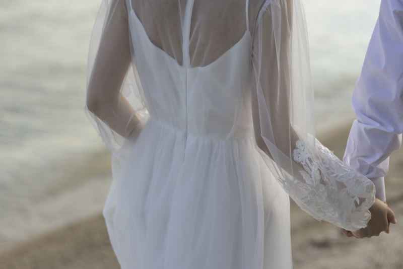 パフスリーブが神秘的に花嫁様を