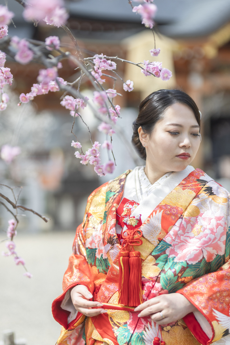 しだれた梅と色打掛が美しい。