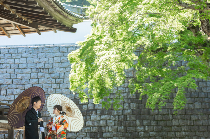 石積みとモミジの背景は和傘でバランスをとって。