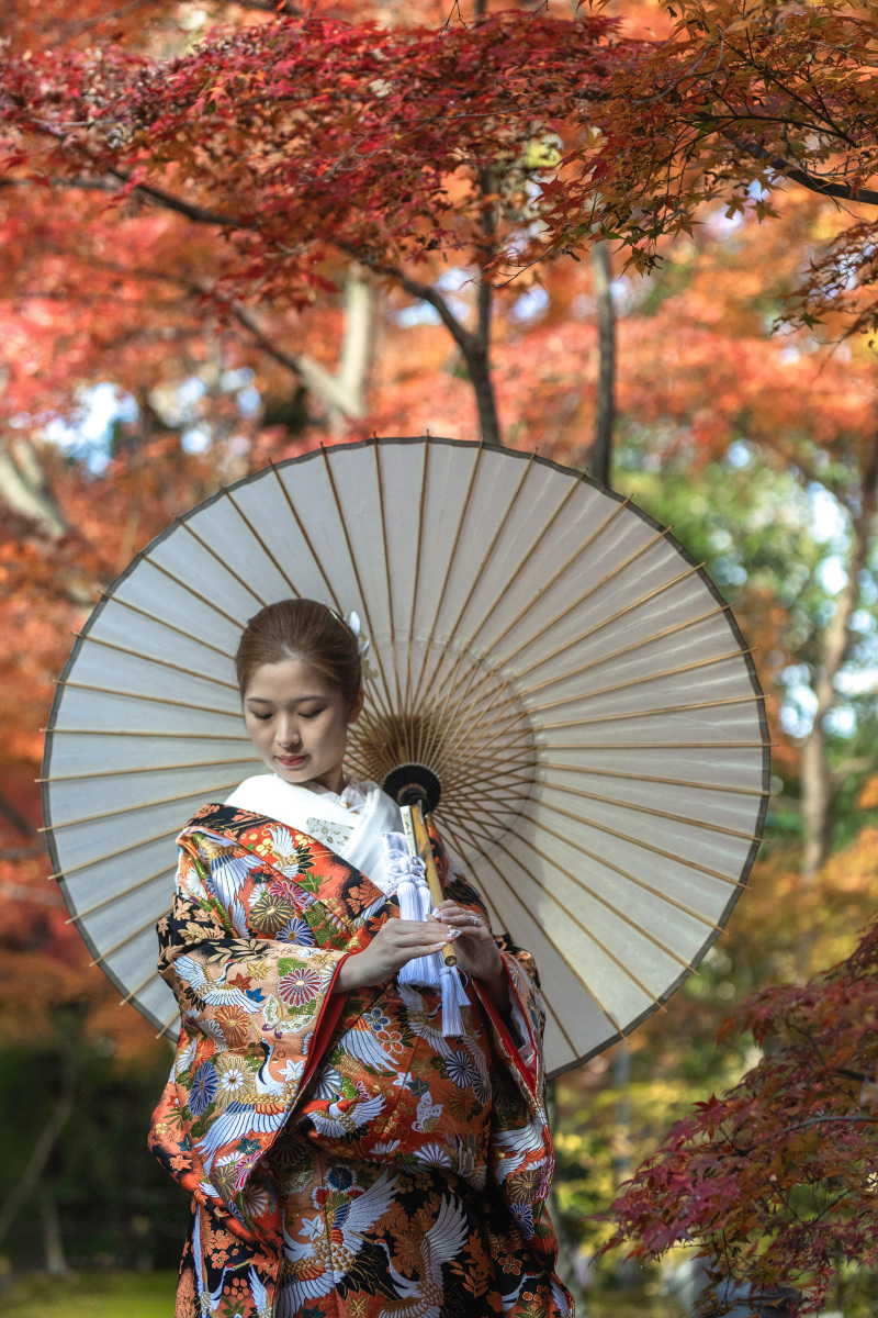 紅葉の橙の中、凛とした新婦様。
