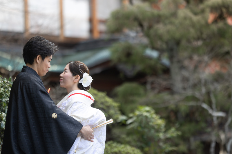 素敵なハグは明治建築を背景に。