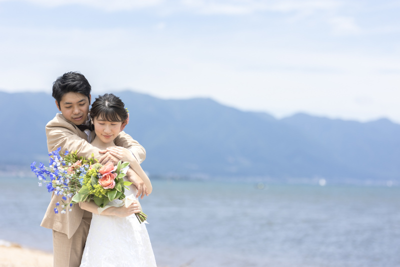 角度を変えてバックハグ。