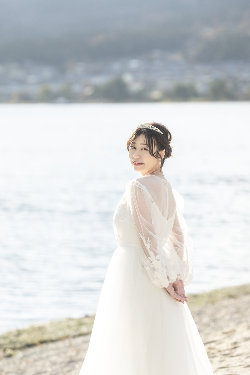 新婦様のティアラが冬の空気にマッチ。