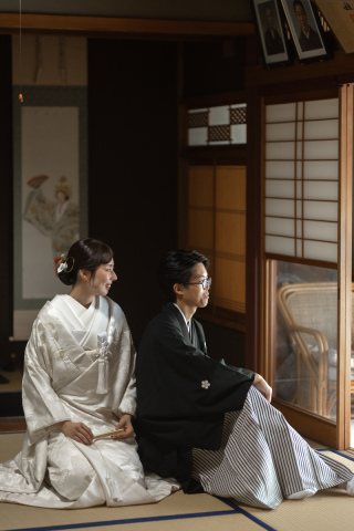 思い出を辿るご自宅でのお仕度と撮影。お家発ちプランでの素敵なお二人。