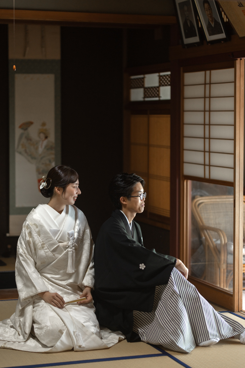 思い出を辿るご自宅でのお仕度と撮影。お家発ちプランでの素敵なお二人。