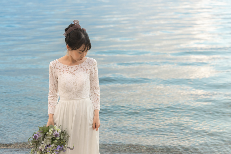 揺蕩う湖面と新婦様が素敵なカット。