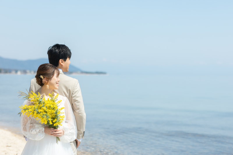 まずは定番の背中あわせ。