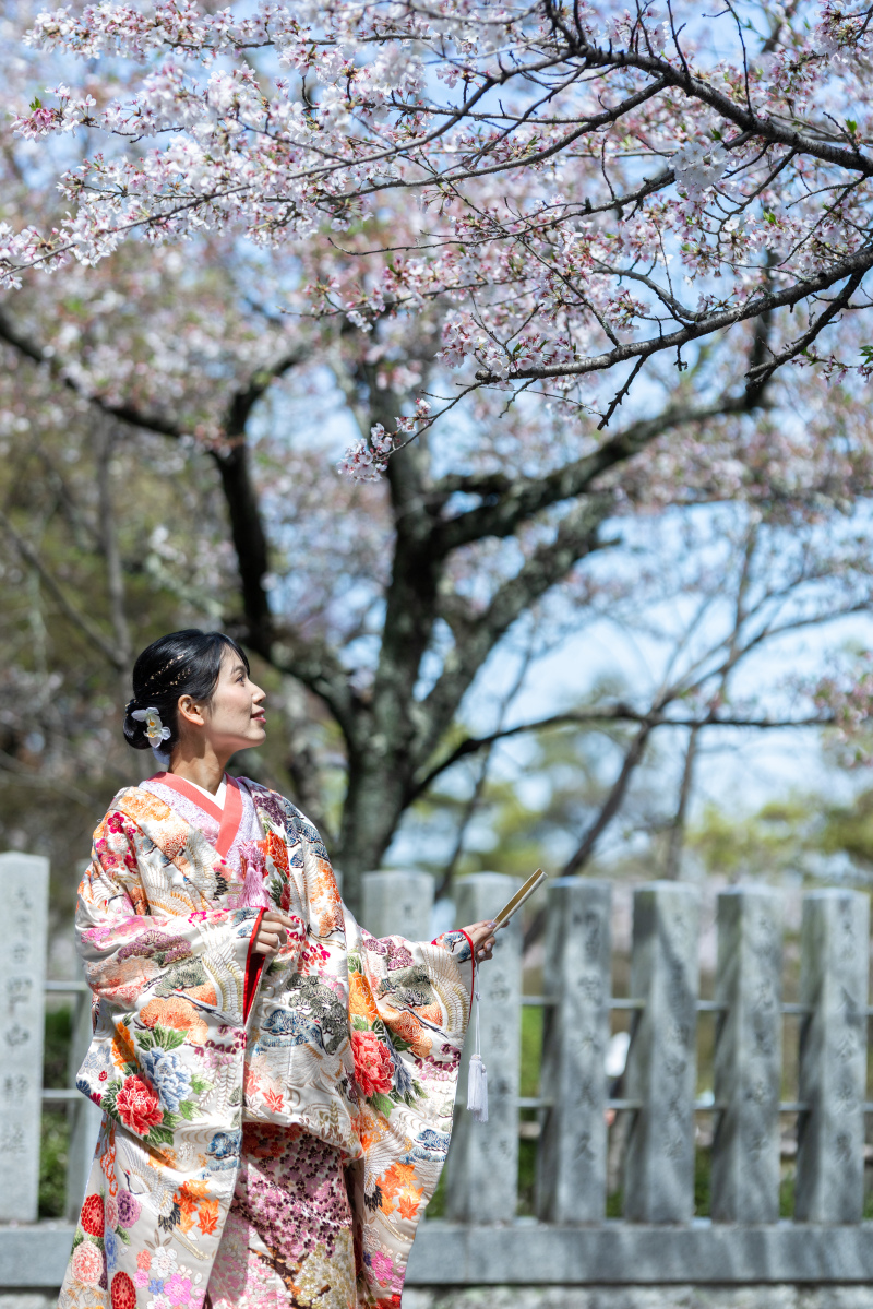 お召替えは桜にぴったりな色打掛を。