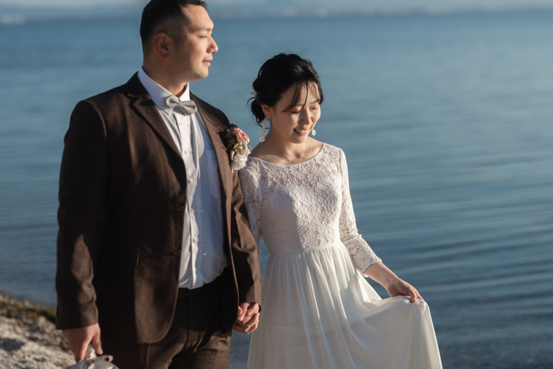 まばゆい日差しの中。