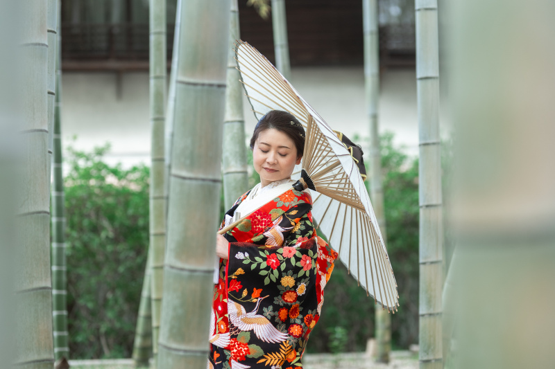 和傘で流し目スタイル。