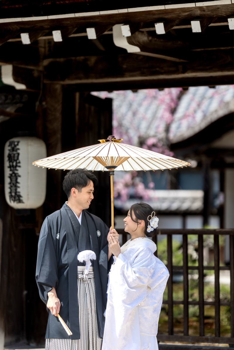 律院前の奥に見える桜がかわいい。