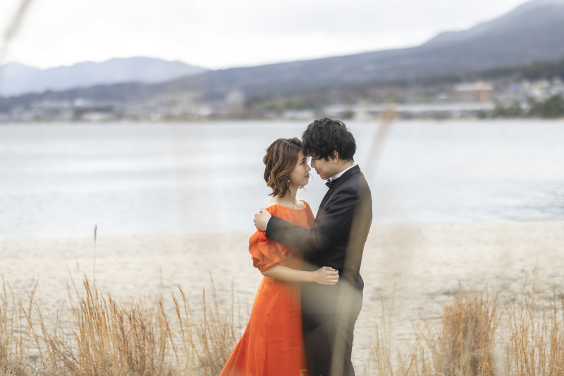 琵琶湖を背景にハグを。