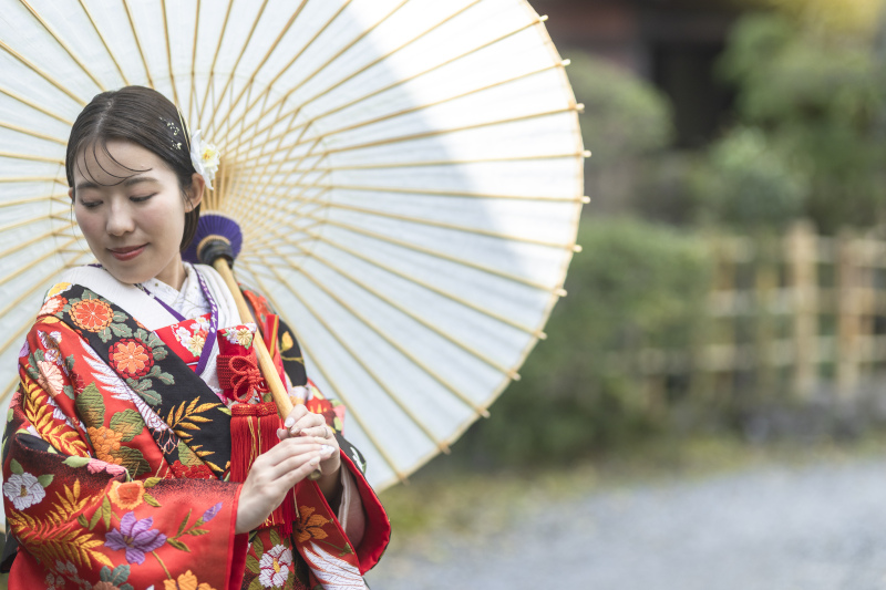 新婦様の和傘を使った少しモードなカット。