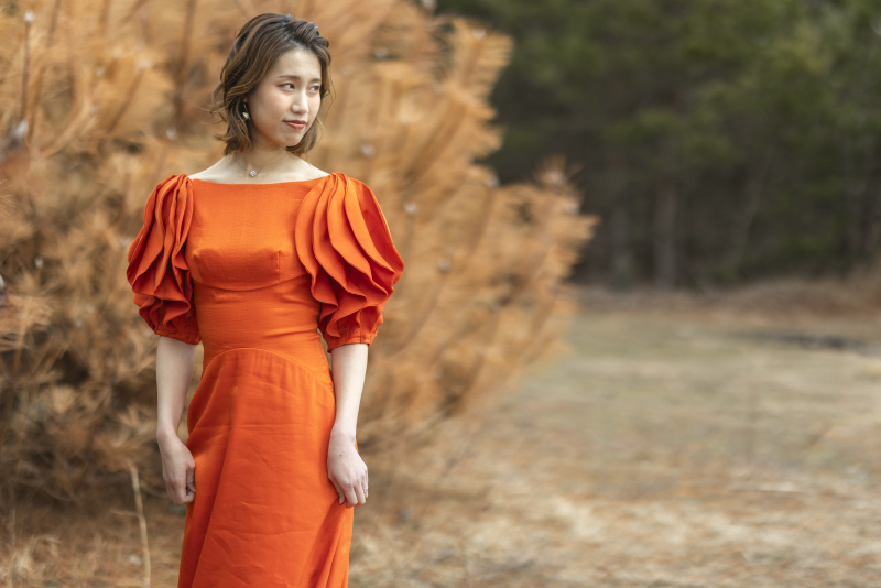 茶松を背景に。