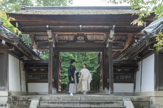 西教寺からの琵琶湖のお二人のロケーションフォト