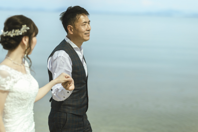 少し高い位置の手つなぎがスタイリッシュ。