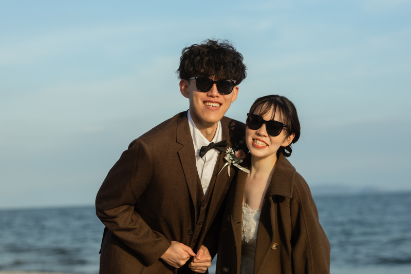 サングラスとコートの相性よし。