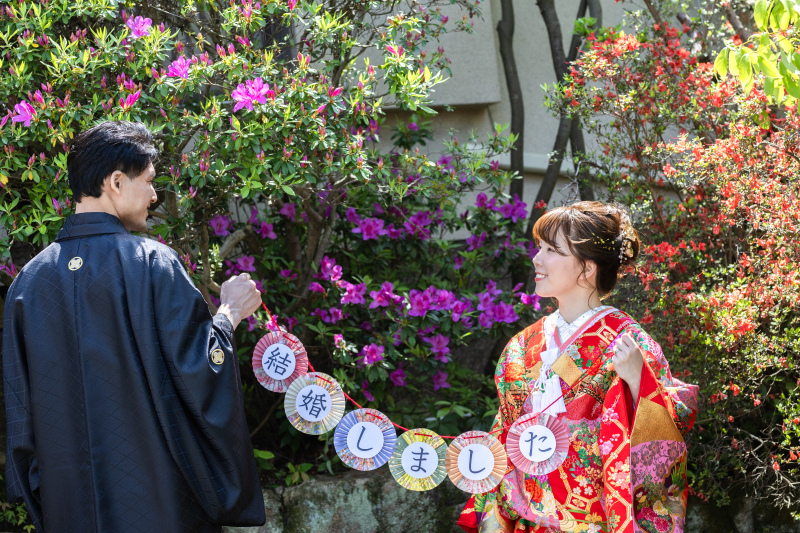 ウェルカムボード用の撮影は躑躅の前で。