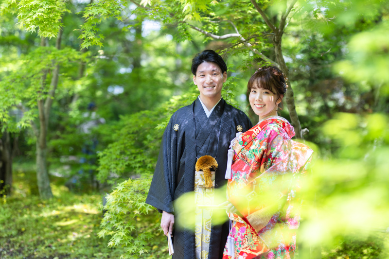 美しい新緑の庭園で。