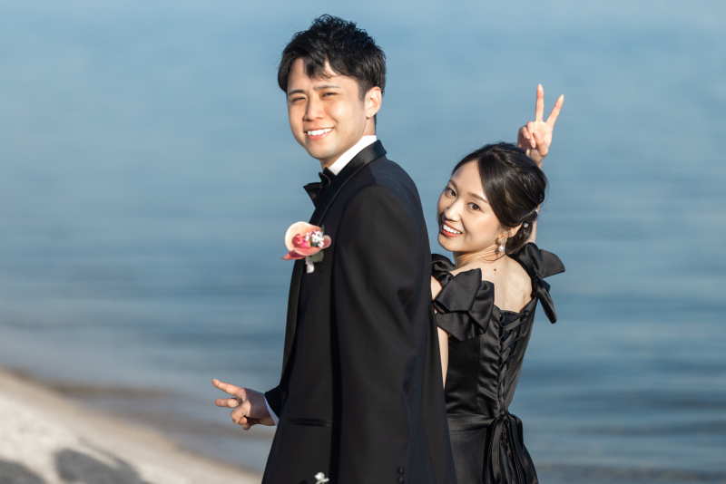 ピースがかわいいお二人の振り向きカット。