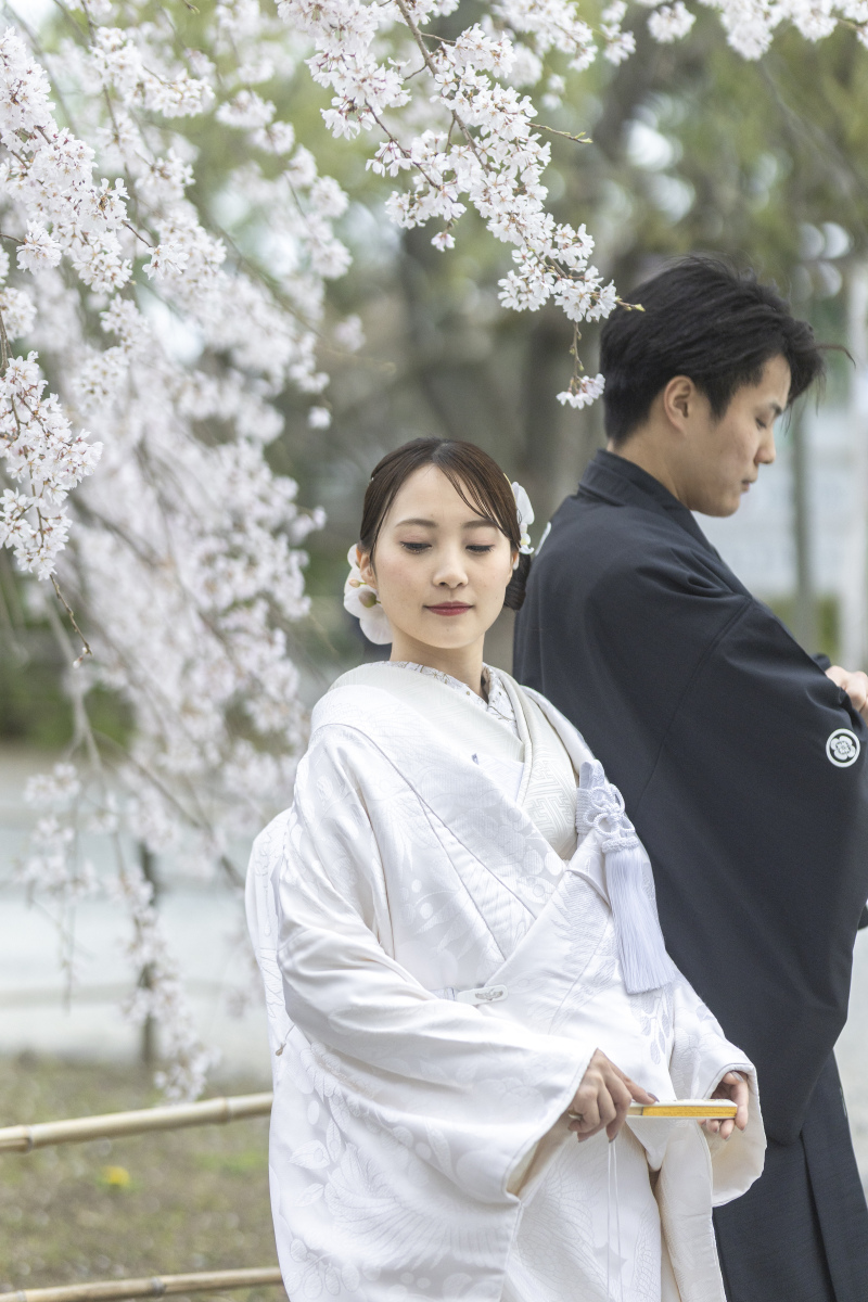 まずは枝垂れ桜を背景に。