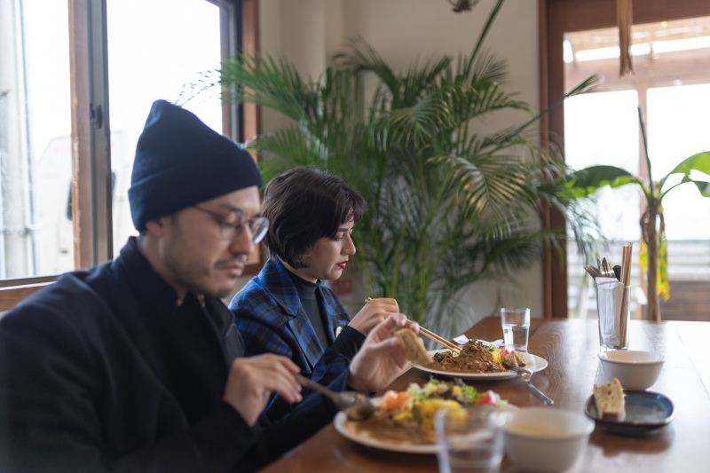 まずは地元のカフェでランチから★