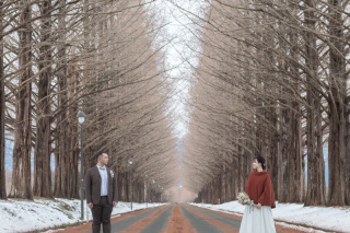 冬のメタセコイア並木と琵琶湖のお二人。