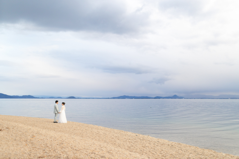 冬の空、湖、二人。