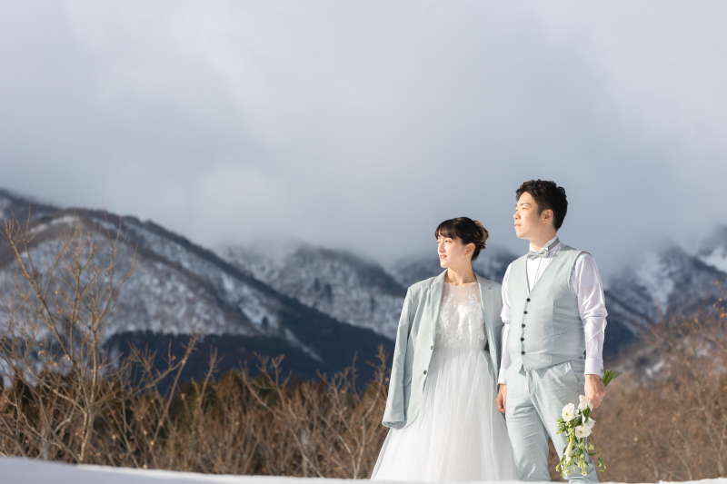 雪の山並みを背景に★