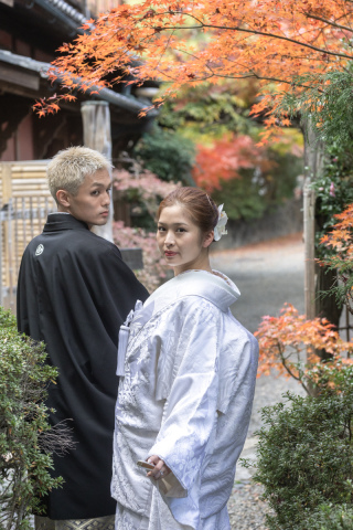 スタイリッシュなお二人の和装洋装