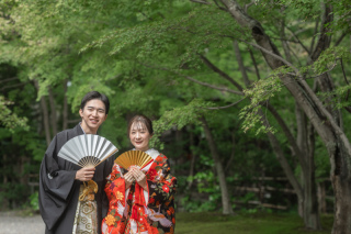 愛らしいお二人の美しい秋の琵琶湖と深緑の和装ロケーションフォト。