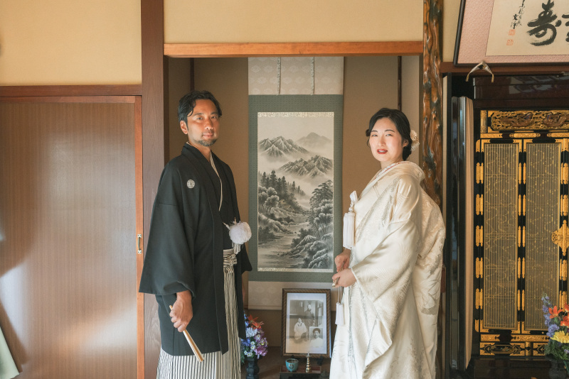 掛け軸を前に。