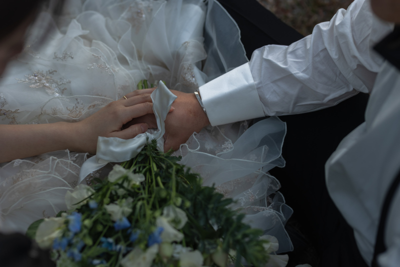 座りの撮影は手元や指輪も丁寧に★