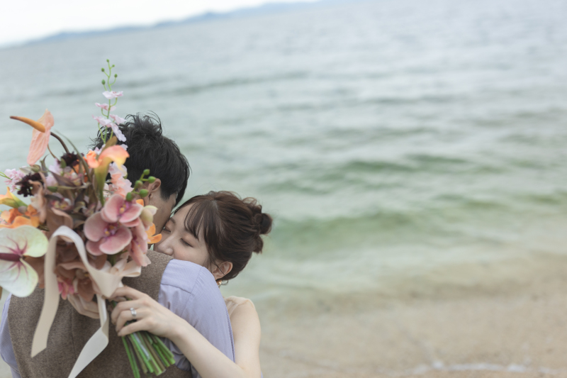 ブーケ越しの笑顔