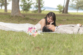 アイテムたくさん！かわいすぎるお二人の琵琶湖ロケーションフォト