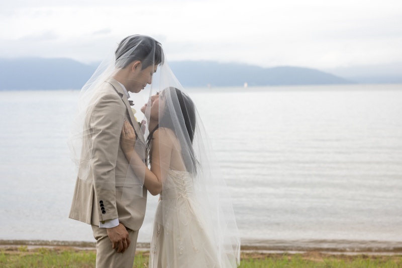 ベールが優しくお二人を包みます。