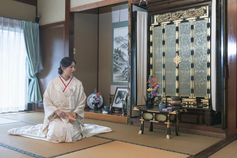 お仏前でお正座を。