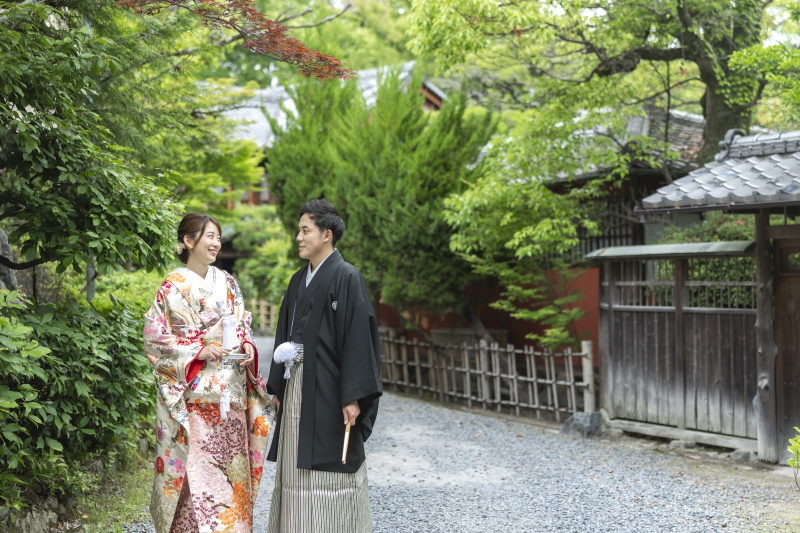 ご料亭のお庭を背景に。