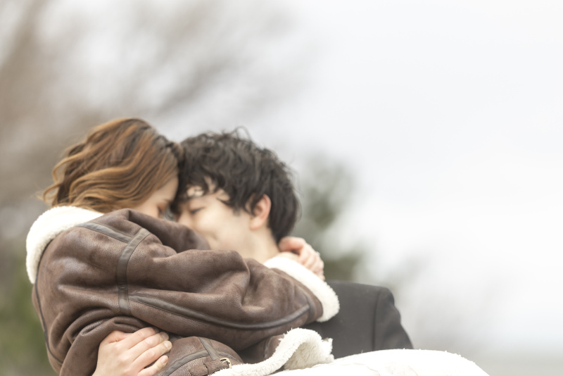 ムートンコートをはおって愛いっぱいのカット。