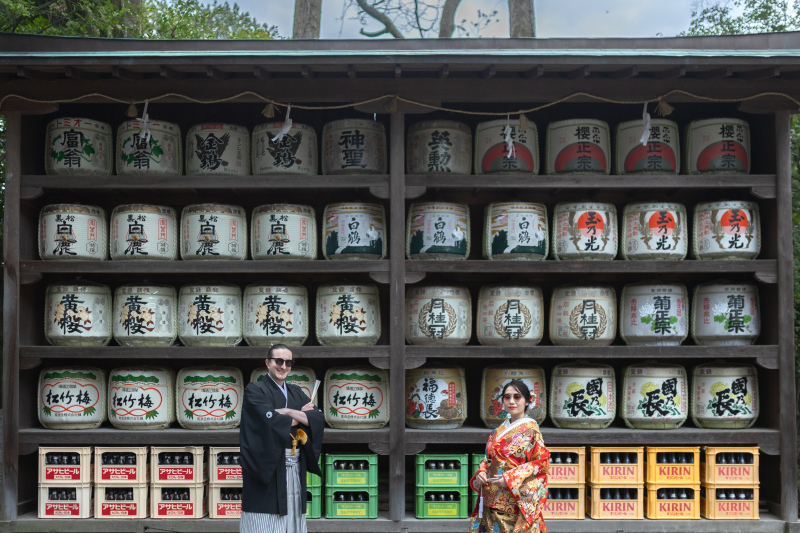 酒樽前ではサングラス。