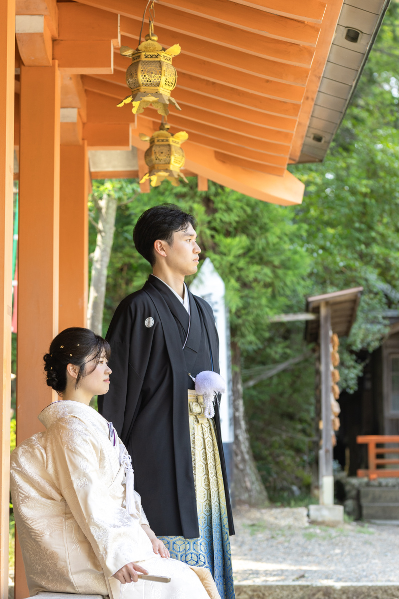 朱赤の神楽殿にて。